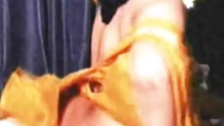 অনুকরণমূলক সদৃশ একটি মাতাল মুখের উপর খনির জন্য এবং হাতে এক গ্লাস ওয়াইন সঙ্গে টেবিলের উপর ঘোঁতঘোঁত শব্দ ডাবলু ডাবলু সেক্স এইচডি ভিডিও