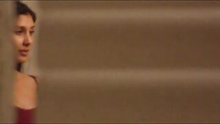 একজন ব্যক্তি দরজা অধীনে ও সার দাঁড়িয়ে, দম্পতি ওপেন সেক্স ভিডিও এইচডি খোলা দরজা দিয়ে দেখা হয়